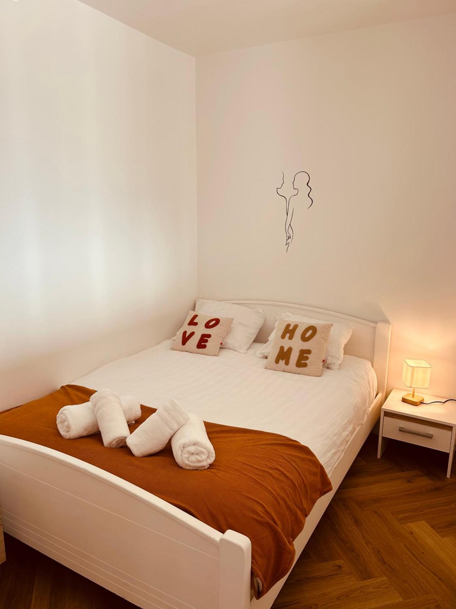 Agreable Studio Chantilly Avec Balcon Et Parking Securise Pau Luaran gambar